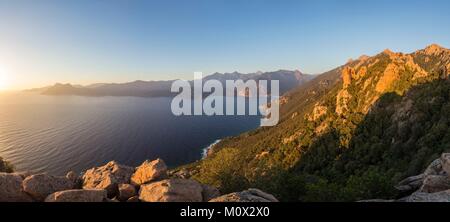 Frankreich, Corse du Sud, Golf von Porto, die Calanques de Piana, les Calanches, Schutzgebiet der UNESCO Welterbe, aus der die Lage des Château Fort zu sehen, im Hintergrund das Capo Senino und das Naturschutzgebiet der Halbinsel von Scandola Stockfoto