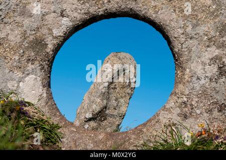 Vereinigtes Königreich, Cornwall, Men-An-Tol, späten Neolithikum und frühe Bronzezeit standing stones Stockfoto