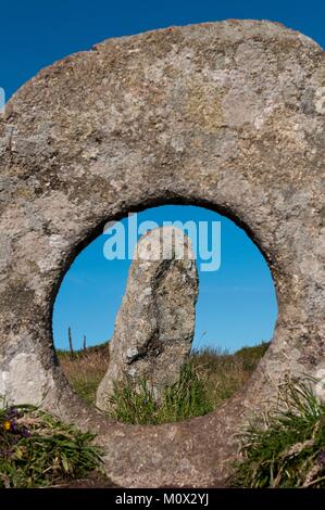 Vereinigtes Königreich, Cornwall, Men-An-Tol, späten Neolithikum und frühe Bronzezeit standing stones Stockfoto