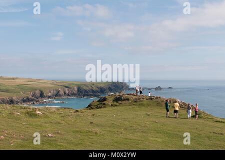 Vereinigtes Königreich, Cornwall, Kynance Cove, Touristen mit Meerblick Stockfoto