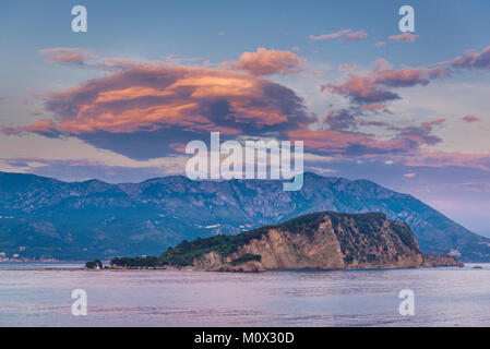 Sonnenuntergang über der Insel Sveti Nikola in Budva Stadt an der Adria Küste in Montenegro, Blick vom Strand Mogren Stockfoto