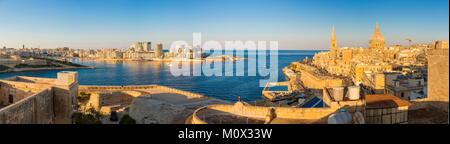 Malta, Valletta, als Weltkulturerbe von der UNESCO, Saint Paul's Anglican Cathedral und Karmeliterkirche und auf der linken Seite, Silema Bezirk Stockfoto