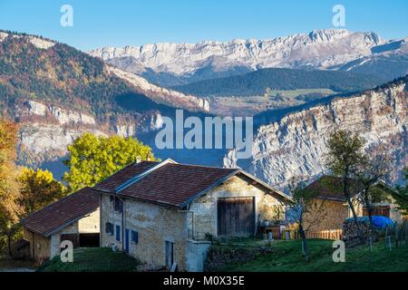 Frankreich, Isère, Regionaler Naturpark Vercors, Tour des Coulmes Wanderweg, Les Ailes Weiler und Gorges de la Bourne im Hintergrund Stockfoto