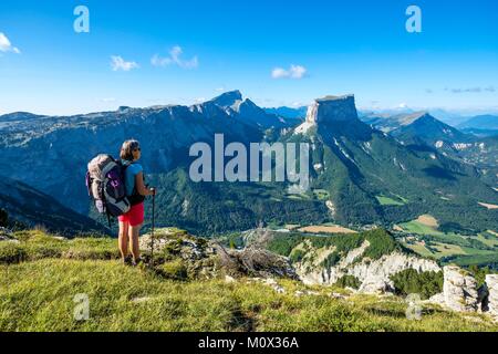 Frankreich, Isère, Vercors regionalen Naturpark, Wandern im Naturschutzgebiet des Vercors Hochland, Blick über Berg Aiguille (alt: 2087 m) und Grand Veymont (alt: 2341 m), dem höchsten Punkt des Vercors massif, Richardiere Tal () Stockfoto