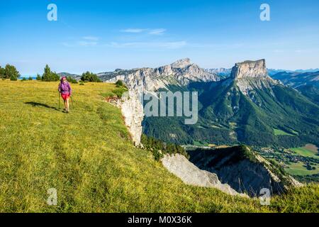 Frankreich, Isère, Regionaler Naturpark Vercors, National Nature Reserve des Vercors Hochland, Wanderungen entlang Ravin de Bögen, Berg Aiguille (alt: 2087 m) und Grand Veymont (alt: 2341 m), dem höchsten Punkt des Vercors Massiv im Hintergrund () Stockfoto