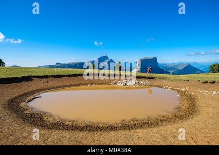 Frankreich, Isère, Vercors regionalen Naturpark, Wandern im Naturschutzgebiet des Vercors Hochland, Tête Chevalière Teich, Blick über Berg Aiguille (alt: 2087 m) und Grand Veymont (alt: 2341 m), dem höchsten Punkt des Vercors Massif () Stockfoto