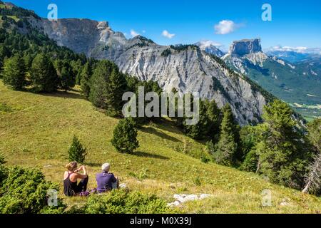 Frankreich, Isère, Vercors regionalen Naturpark, Wandern im Naturschutzgebiet des Vercors Hochland, Blick über Berg Aiguille (alt: 2087 m) und Grand Veymont (alt: 2341 m), dem höchsten Punkt des Vercors Massif Stockfoto