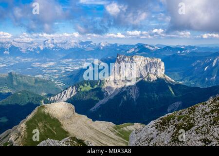 Frankreich, Isère, Regionaler Naturpark Vercors, National Nature Reserve des Vercors Hochland, Berg Aiguille (alt: 2087 m) von der Oberseite des Grand Veymont (alt: 2341 m), dem höchsten Punkt des Vercors Massif und Alpes Massiv im Hintergrund zu sehen Stockfoto