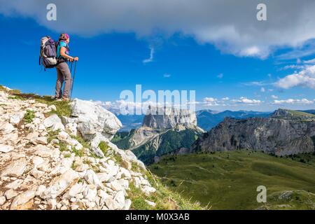 Frankreich, Isère, Regionaler Naturpark Vercors, National Nature Reserve des Vercors Hochland, Wandern zum Grand Veymont, dem höchsten Punkt des Vercors massif, Berg Aiguille (alt: 2087 m) im Hintergrund () Stockfoto