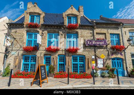 Frankreich, Nord, Bergues, Marché aux Fromages Square, Le Bruegel Restaurant ist eine flämische Taverne, in einem Gebäude aus dem Jahre 1597, eines der ältesten Häuser in Bergues Stockfoto