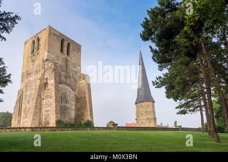 Frankreich, Nord, Bergues, Reste der Abtei Saint-Winoc im Jahr 1789 zerstört, dem spitzen Turm umgebaut in 1812 und der quadratische Turm (12. - 13. Jahrhundert) Stockfoto