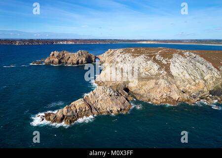 Frankreich, Finistère, Iroise, Parc Naturel Regional d'Armorique (Armorica Regionaler Naturpark), Presqu'ile de Crozon, Cap de la Chèvre, Crozon, Dinan, le Chateau de Dinan (Luftbild) Stockfoto