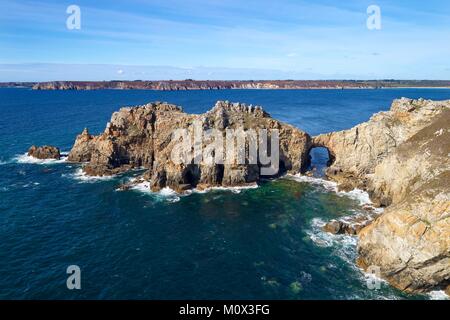 Frankreich, Finistère, Iroise, Parc Naturel Regional d'Armorique (Armorica Regionaler Naturpark), Presqu'ile de Crozon, Cap de la Chèvre, Crozon, Dinan, le Chateau de Dinan (Luftbild) Stockfoto