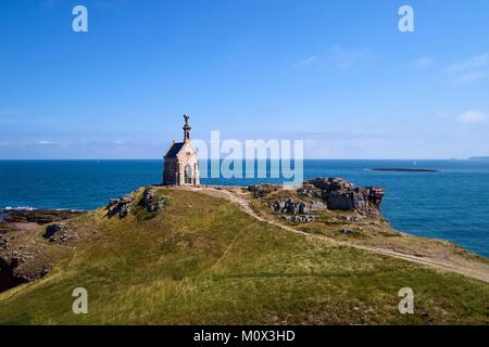 Frankreich, Cotes d'Armor, Cote de Penthievre, Erquy, Ilot Saint Michel, St Michel Kapelle auf dem Inselchen (Luftbild) Stockfoto