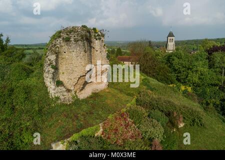 Frankreich, Yvelines, Montchauvet, Ruinen des Schlosses Dungeon in 1136 gebaut von Amaury de Montfort und Sainte Marie Madeleine (St. Maria Magdalena) Kirche im Hintergrund Stockfoto