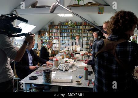 Frankreich, Yvelines, Montchauvet, Shooting für das Fernsehen der bevorzugte Ort der Französischen (Dorf Préféré des Français) mit Stéphane Bern, Stéphane Bern in den Ateliers Clairviane Stockfoto