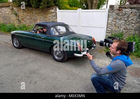 Frankreich, Yvelines, Montchauvet, Shooting für das Fernsehen der bevorzugte Ort der Französischen (Dorf Préféré des Français) mit Stéphane Bern, Stéphane Bern fahren eines MG Cabrio Stockfoto