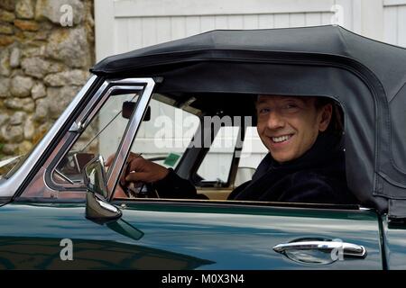 Frankreich, Yvelines, Montchauvet, Shooting für das Fernsehen der bevorzugte Ort der Französischen (Dorf Préféré des Français) mit Stéphane Bern, Stéphane Bern fahren eines MG Cabrio Stockfoto