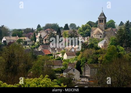 Frankreich, Yvelines, Montchauvet übersehen durch die Sainte Marie Madeleine (St. Maria Magdalena) Kirche Stockfoto