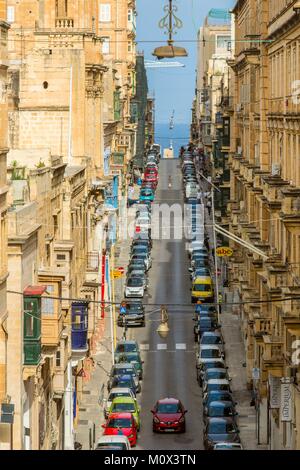 Malta, Valletta, als Weltkulturerbe von der UNESCO, Downtown, typische Gasse mit holzbogen - Windows Stockfoto