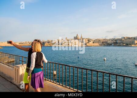 Malta, Valletta, als Weltkulturerbe von der UNESCO, Sliema aufgeführt, Touristen fotografieren vor der Altstadt Stockfoto