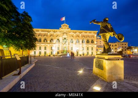 Malta, Valletta, Stadt als Weltkulturerbe der UNESCO, Hostel von Kastilien von Andrea Belli 1744 konzipiert, jetzt Heimat für das Amt des Ministerpräsidenten, Rückseite der Manwel Dimech statue ehemaligen Premierminister von Malta Stockfoto