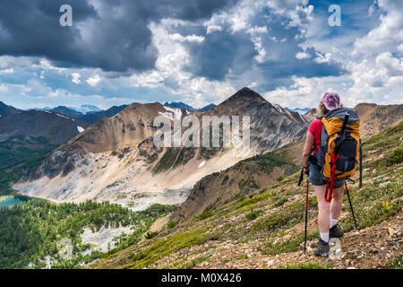 Im mittleren Alter weibliche Wanderer auf namenlose Gipfel über Brauer Becken, südlich von East Ridge des Mount Brauer, Purcell Mountains, British Columbia, Kanada Stockfoto