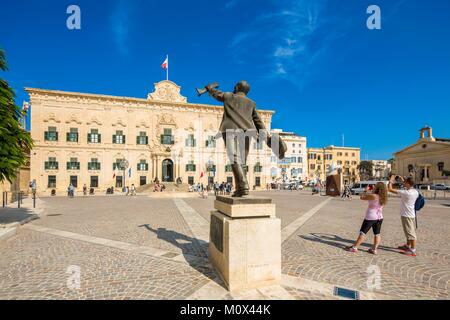 Malta, Valletta, Stadt als Weltkulturerbe der UNESCO, Hostel von Kastilien von Andrea Belli 1744 konzipiert, jetzt Heimat für das Amt des Ministerpräsidenten, Rückseite der Manwel Dimech statue ehemaligen Premierminister von Malta Stockfoto