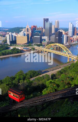 Pittsburgh, Pennsylvania - Stadt in den Vereinigten Staaten. Skyline mit Monongahela River und Duquesne Incline Standseilbahn Stockfoto