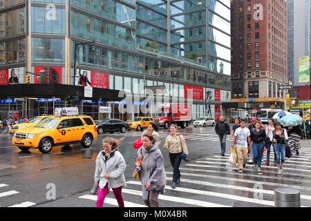 NEW YORK - 10. Juni: Leute Spaziergang entlang der 8th Avenue am 10. Juni 2013 in New York. Fast 19 Millionen Menschen leben in New York City metropolitan area. Stockfoto