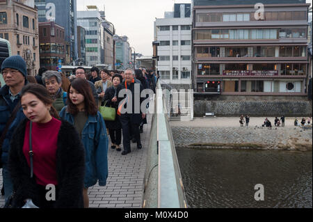 23.12.2017, Kyoto, Japan, Asien - Fußgänger werden, sieht der Shijo Brücke, die sich über den Fluss Kamo im Zentrum von Kyoto. Stockfoto