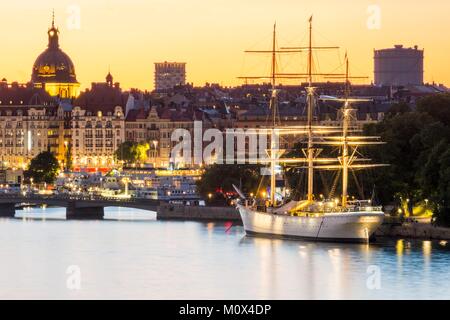 Schweden, Stockholm, Blick auf die Insel Skeppsholmen mit der af Chapman dreimaster von 1888 im Jahre 1949 in eine Jugendherberge und Stadtteil Ostermalm im Hintergrund umgewandelt Stockfoto