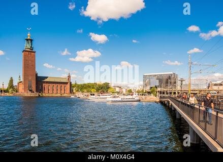 Schweden, Stockholm, Kungsholmen, hantverkargatan Brücke und Stadshuset (Rathaus) Stockfoto