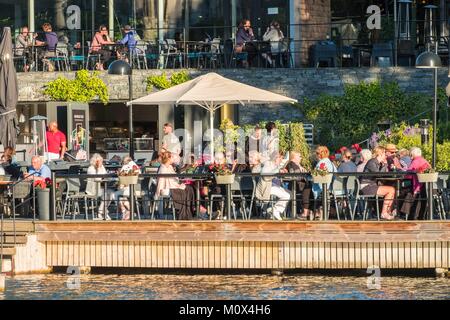 Schweden, Stockholm, auf der Insel Djurgarden, Dock mit Restaurants in Galarparken Stockfoto