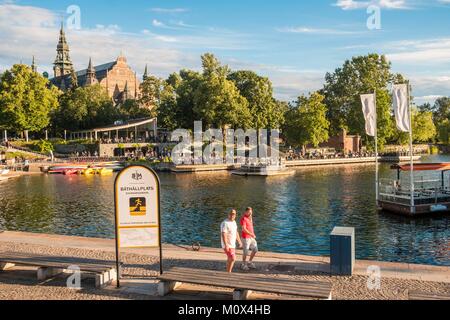 Schweden, Stockholm, auf der Insel Djurgarden, Kai mit Restaurants vor Das nordische Museum (Nordiska Museet) Stockfoto