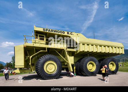 Terex Titan, haul Truck für den Tagebau, die gleichzeitig die größte Lkw der Welt, auf Anzeige in Sparwood, East Kootenay Region, British Columbia. Stockfoto