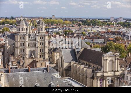 Frankreich, Côte d'Or, Dijon, unfreundlich, Museum und Kirche Saint Michel vom Turm Philipp dem Guten von den Palast der Herzöge von Burgund gesehen Stockfoto