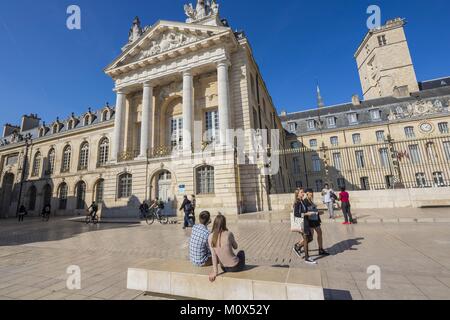 Frankreich, Cote d'Or, Dijon, die Liberation Square in die Vorderseite von Turm Philipps des Guten und Palast der Herzöge von Burgund, in dem sich das Rathaus und das Museum der Schönen Künste Stockfoto