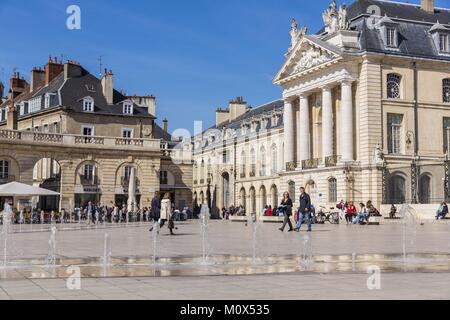 Frankreich, Cote d'Or, Dijon, Brunnen auf dem Liberation Square vor dem Palast der Herzöge von Burgund, in dem sich das Rathaus und das Museum der Schönen Künste Stockfoto