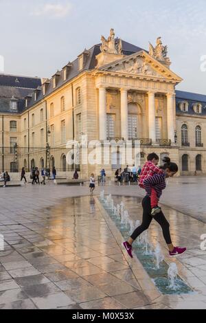 Frankreich, Cote d'Or, Dijon, Brunnen auf dem Liberation Square vor dem Palast der Herzöge von Burgund, in dem sich das Rathaus und das Museum der Schönen Künste Stockfoto