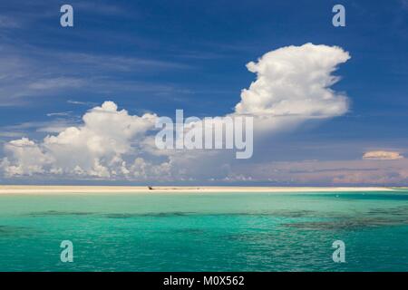 Philippinen, Palawan, Roxas, grüne Insel, weißer Sand Strand bei Ebbe freigelegt Stockfoto