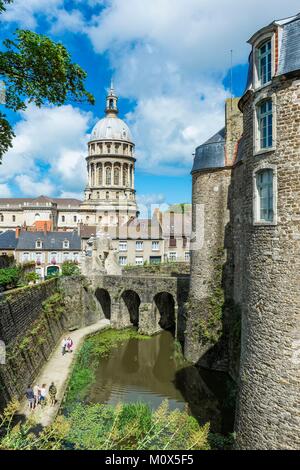 Frankreich, Pas-de-Calais, Boulogne-sur-Mer, die Basilika Unserer Lieben Frau von der Unbefleckten Empfängnis errichtet zwischen 1827 und 1866 in der Altstadt und Aumont Schloss, Burg aus dem 13. Jahrhundert, jetzt Castle-Museum Stockfoto