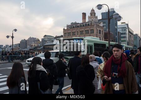 23.12.2017, Kyoto, Japan, Asien - Fußgänger werden, sieht der Shijo Brücke, die sich über den Fluss Kamo im Zentrum von Kyoto. Stockfoto