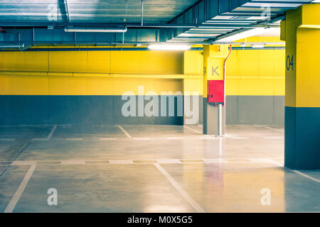 Leeren Parkplatz Tiefgarage im Haus oder im Supermarkt Stockfoto