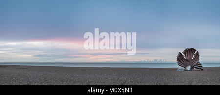 Panoramablick in Aldeburgh der Jakobsmuschel auf dem Kiesstrand Stockfoto