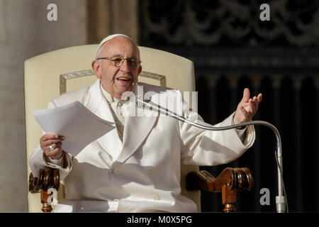 Vatikan, Vatikan. 24 Jan, 2018. Papst Franziskus Gesten, wie er seine Predigt bei seiner wöchentlichen Generalaudienz auf dem Petersplatz im Vatikan, Vatikan am 24. Januar 2018. Credit: Giuseppe Ciccia/Pacific Press/Alamy leben Nachrichten Stockfoto