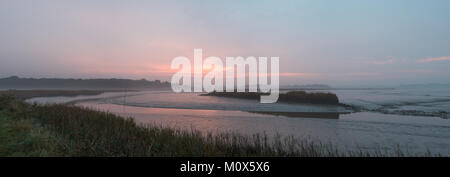 Alde Flussmündung in der Nähe von Snape maltings, Fluss bei Sonnenaufgang Stockfoto