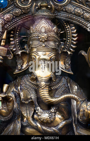 Lord Ganesha Statue der hinduistischen Elefantengott gegen den dunklen Hintergrund. Großbritannien Stockfoto