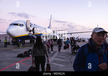 Die Passagiere aussteigen einen Ryanair Flug durch den vorderen Schritte auf dem Asphalt nach der Ankunft in Tenerife Sur Reina Sofia Flughafen, Kanarische Inseln, Spanien Stockfoto