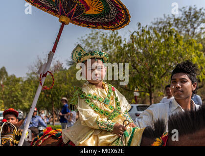 Kleine Jungs gekleidet wie Prinzessin und gehen um Pagoden während Novication Zeremonie, Myanmar Stockfoto